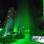 Prédio da sede do CRMV-SP em São Paulo iluminado de verde.