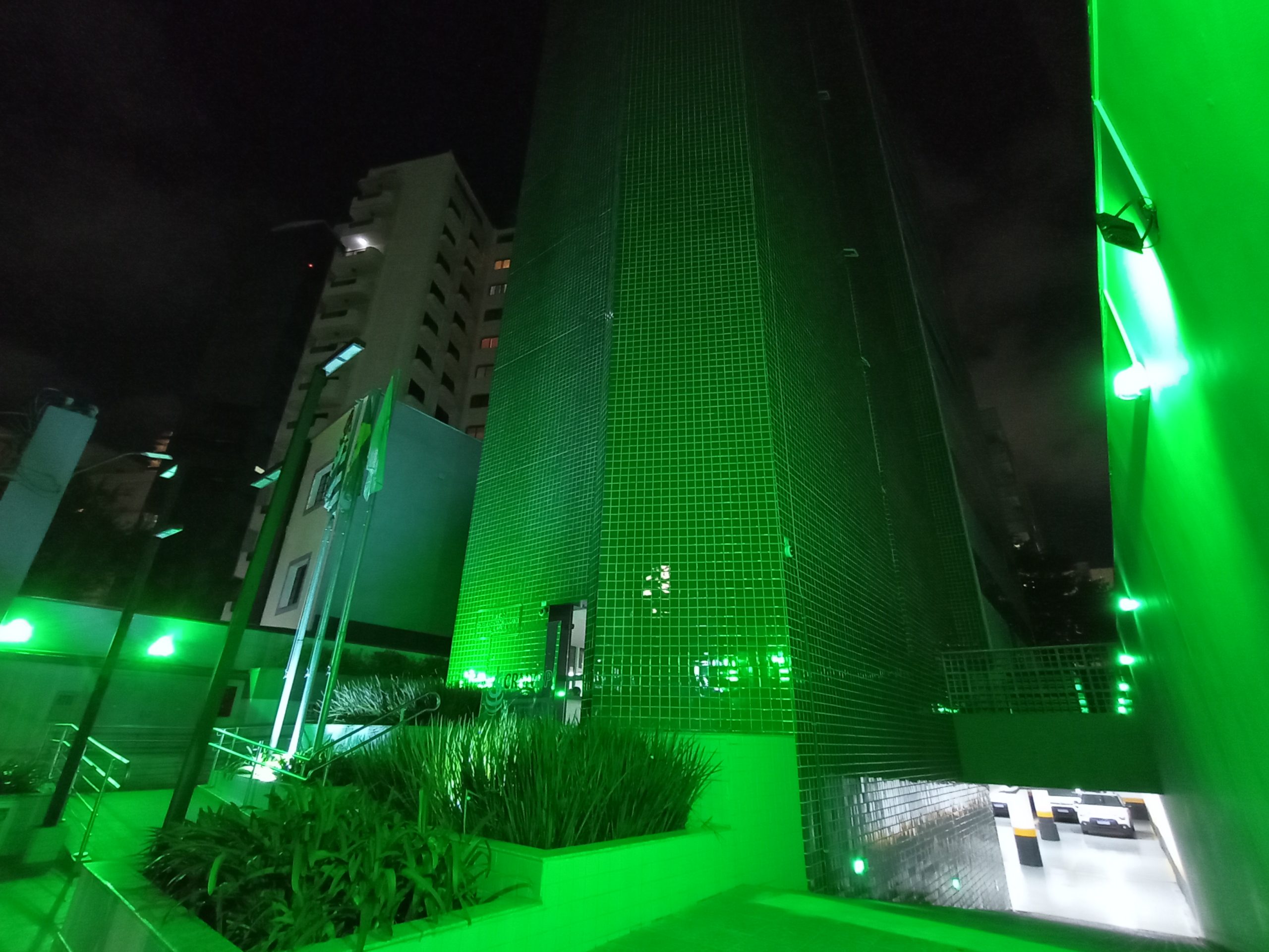 Prédio da sede do CRMV-SP em São Paulo iluminado de verde.