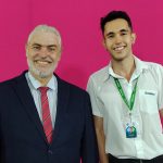 Da esquerda para a direita: homem com cabelo e barba branca e está terno e gravata vermelha, o da direita está com o uniforme do CRMV-SP cabelos curtos e preto.