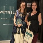 Duas mulheres, uma de cabelos pretos, camisa regata preta e calça vinho essa é a vice-presidente do CRMV-SP Carolina Saraiva Filippos de Toledo. A outra é uma mulher de cabelos castanho claro, e uma roupa azul florido com branco, essa é a presidente do CRMV-SP Daniela Pontes Chiebao.