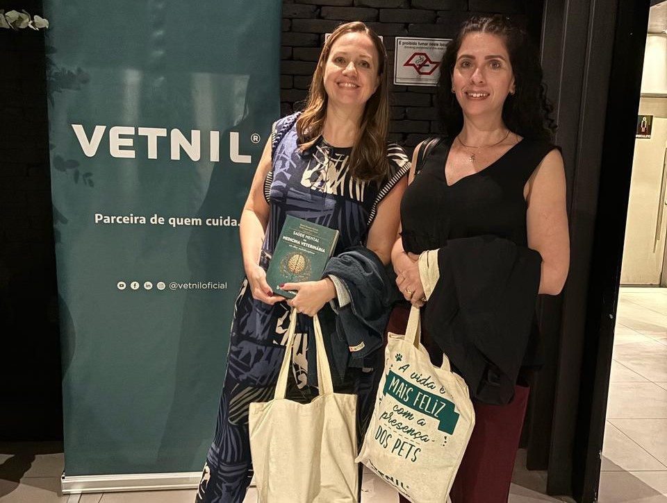 Duas mulheres, uma de cabelos pretos, camisa regata preta e calça vinho essa é a vice-presidente do CRMV-SP Carolina Saraiva Filippos de Toledo. A outra é uma mulher de cabelos castanho claro, e uma roupa azul florido com branco, essa é a presidente do CRMV-SP Daniela Pontes Chiebao.