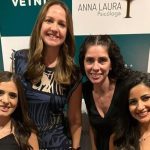 Mulheres reunidas junto das autoras posando para foto. Entre elas, a presidente Daniela Chiebao e a vice Carolina Saraiva Filippos.