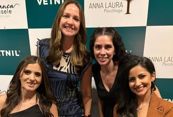 Mulheres reunidas junto das autoras posando para foto. Entre elas, a presidente Daniela Chiebao e a vice Carolina Saraiva Filippos.