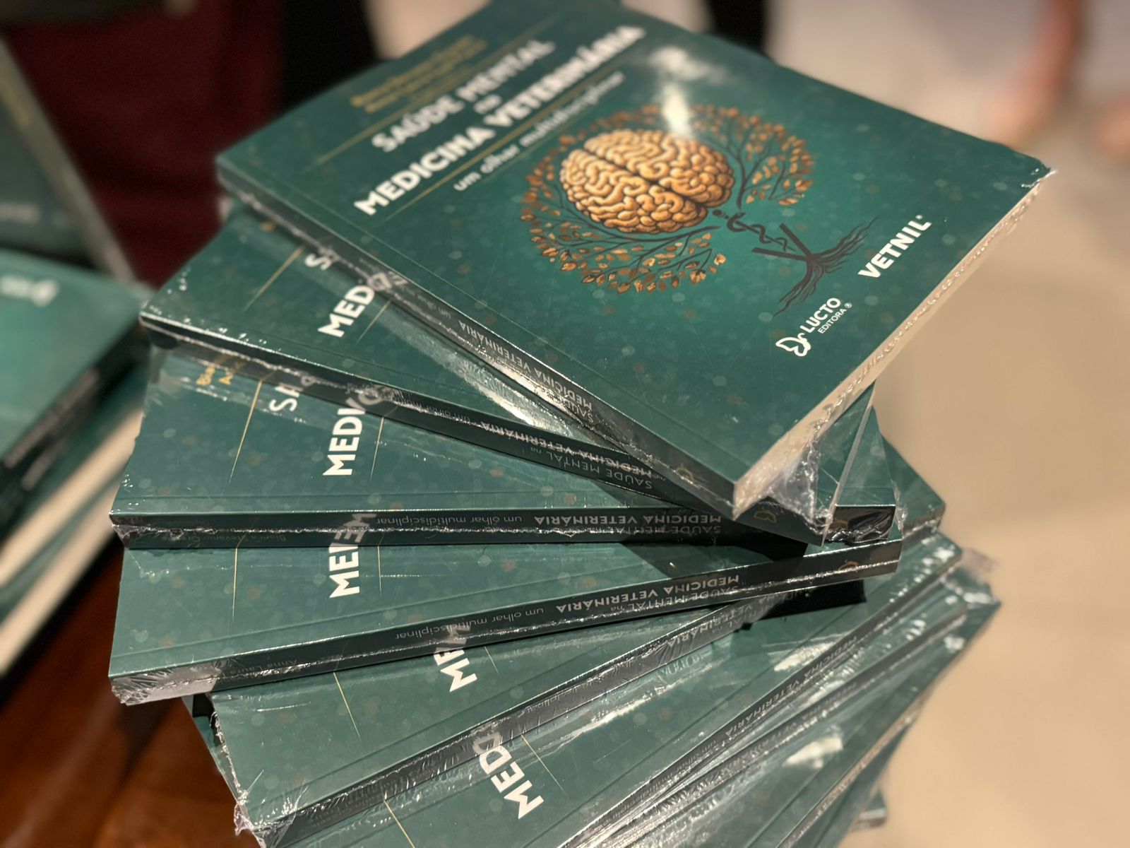 Livros com capa verde que estão que estão sendo lançados. Título: Saúde Mental na Medicina Veterinária.