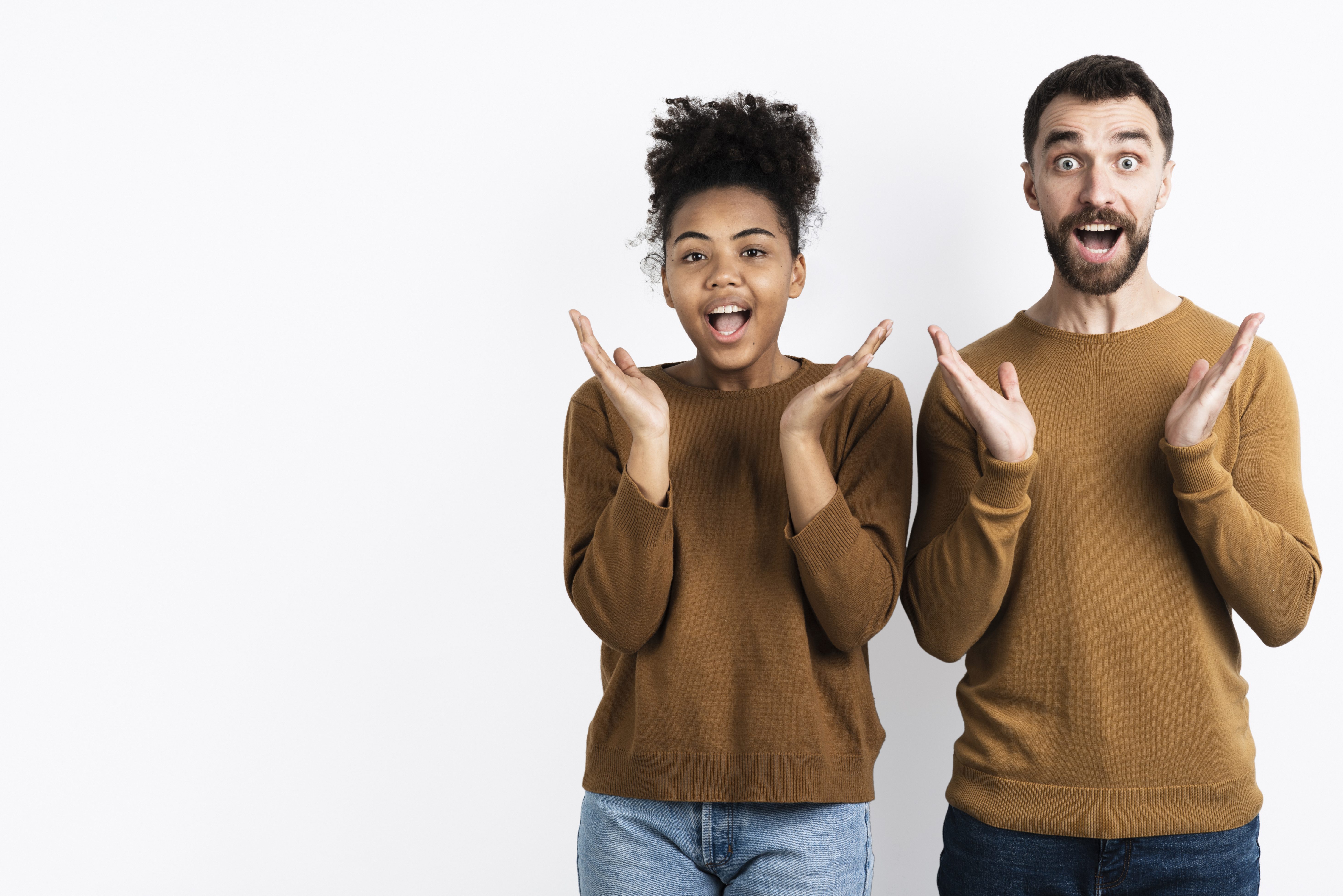 Homem e mulher felizes e com expressão de surpresa.