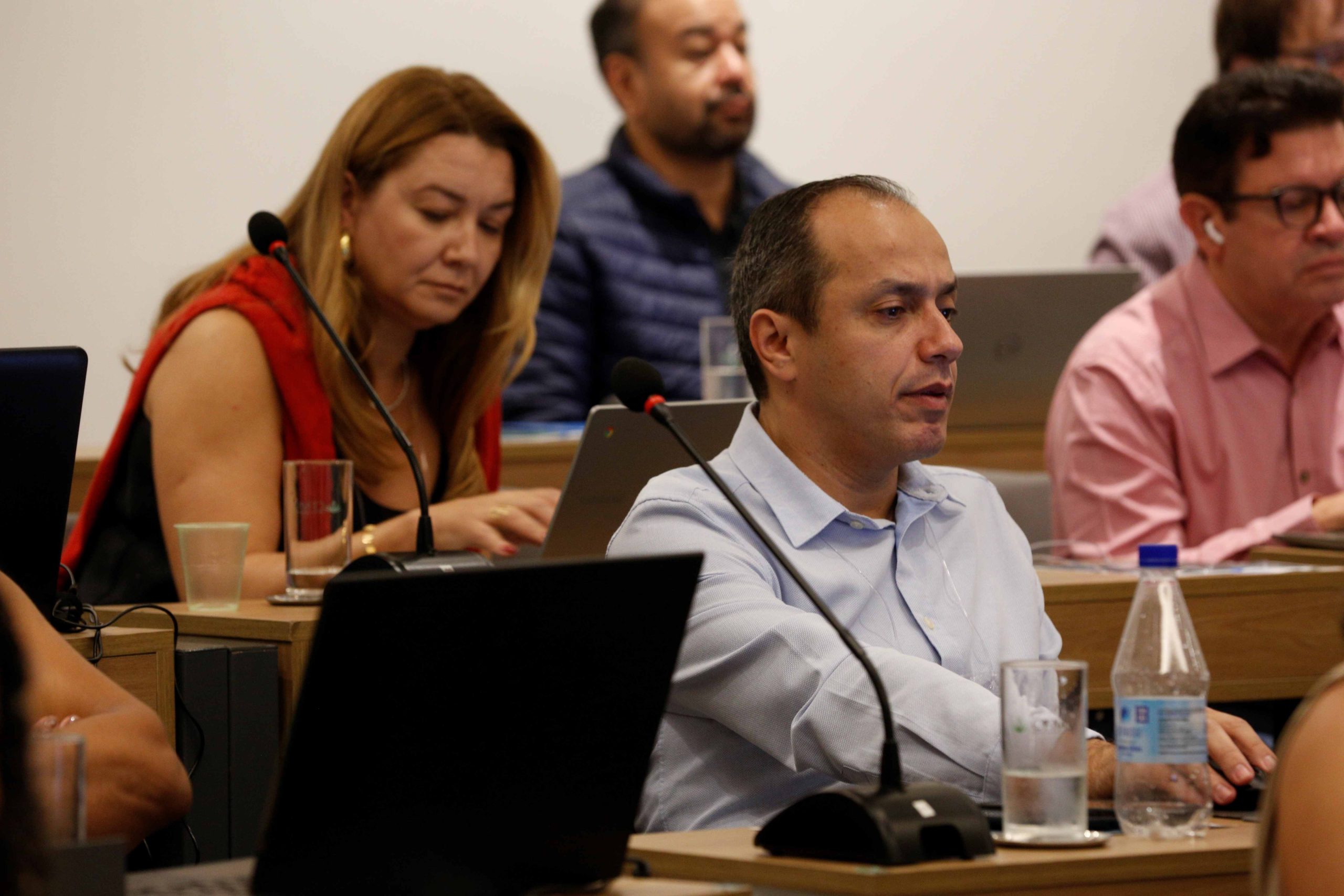 Em destaque: homem de camiseta azul, cabelo curto e sem barba, esse é o coordenador financeiro do CRMV-SP, Emanoel Tadeu Coelho Costa.