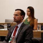 Em destaque: homem com pouca barba, terno e gravata vermelha. Esse é o tesoureiro do CRMV-SP, Rodrigo Soares Mainardi.