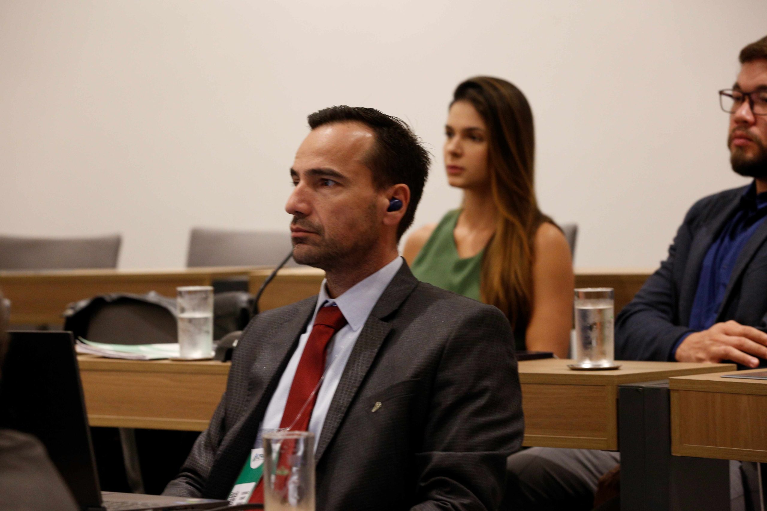 Em destaque: homem com pouca barba, terno e gravata vermelha. Esse é o tesoureiro do CRMV-SP, Rodrigo Soares Mainardi.