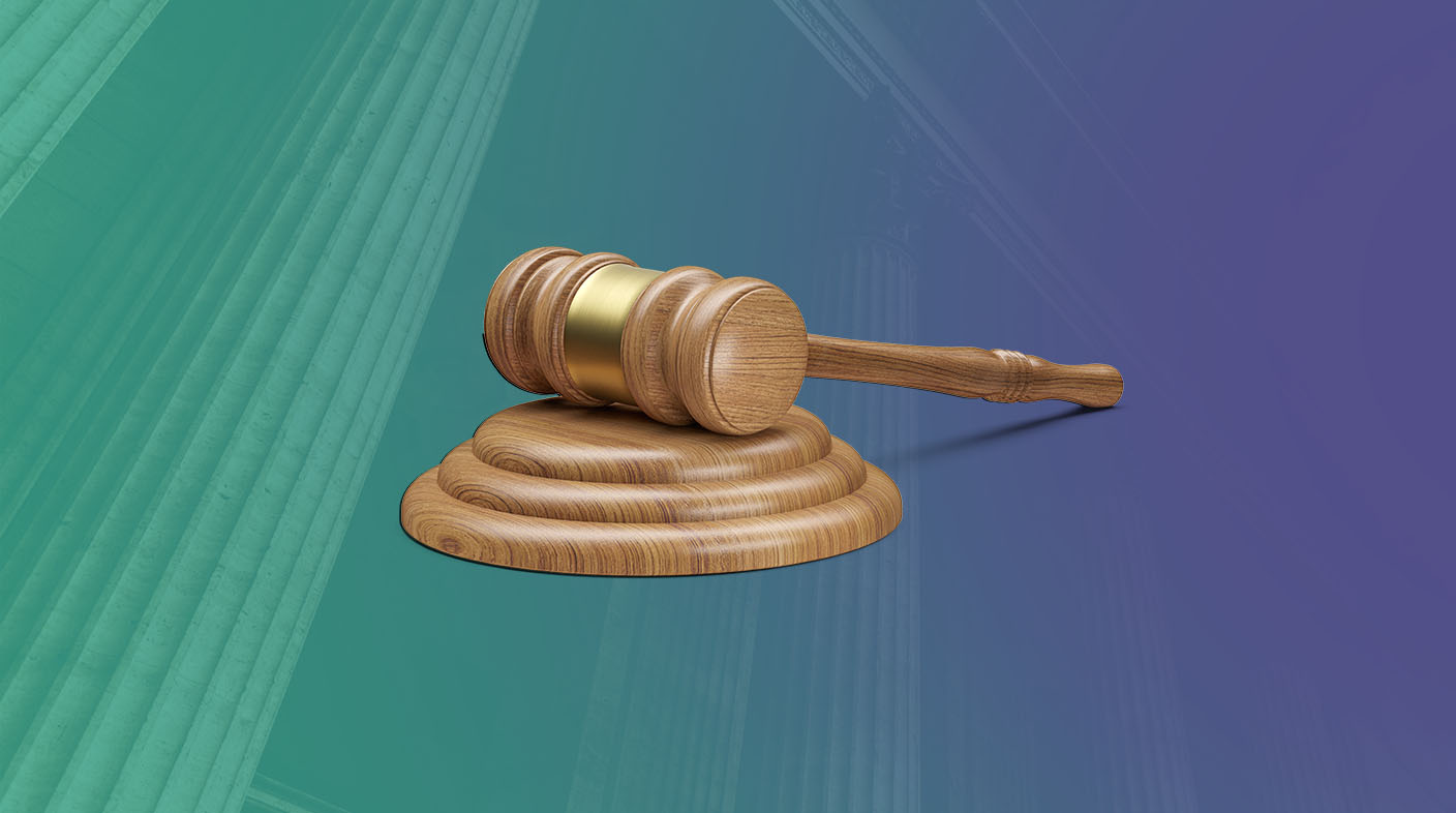 Imagem de um martelo de justiça em uma mesa.