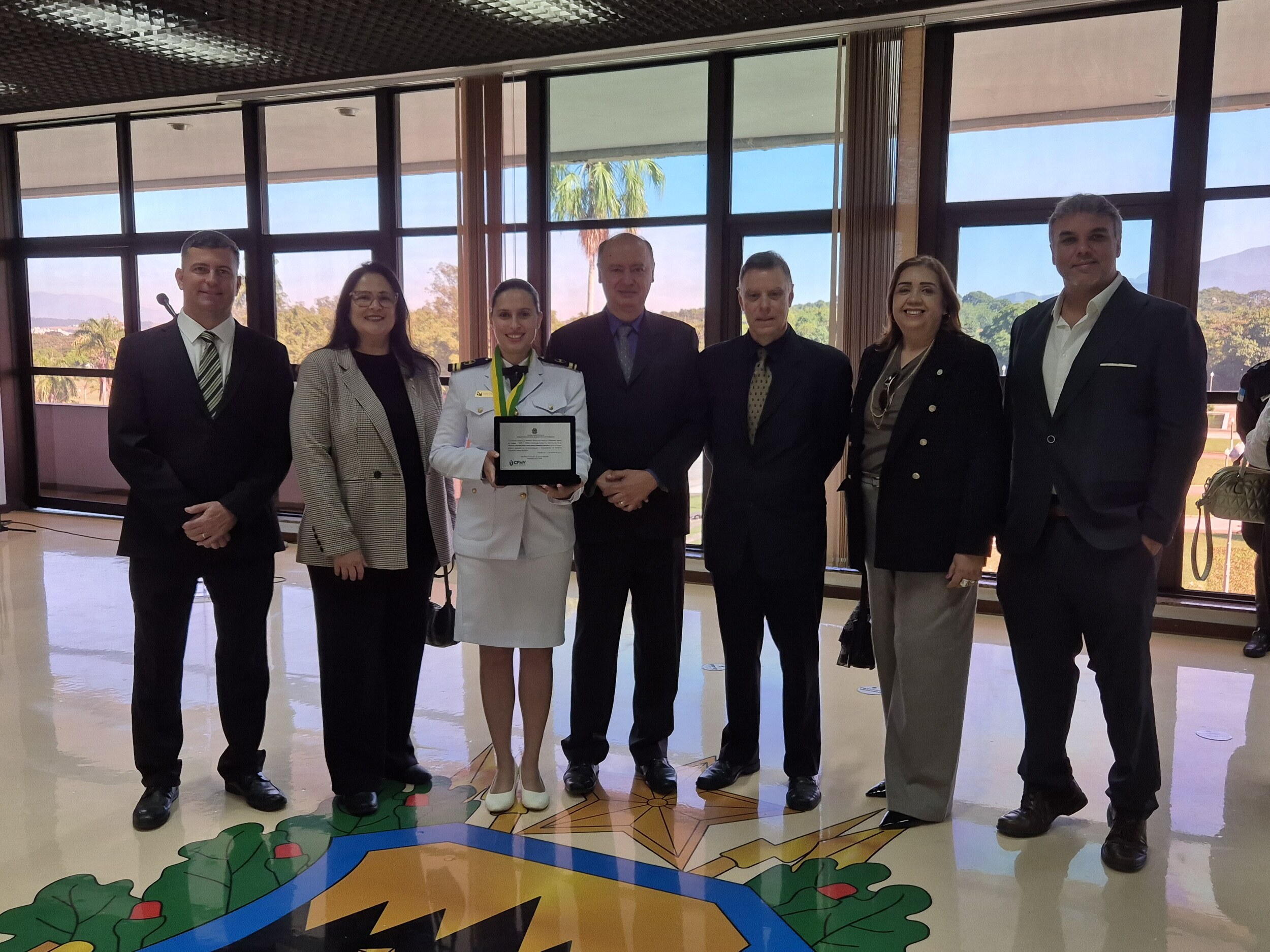 Na foto, Isabela Oliveiro Consentino posa ao lado do vice-presidente do CFMV e dos presidentes e representantes dos regionais presentes ao evento: o vice-presidente do CRMV-RJ, Julio Israel; a presidente do CRMV-AL, Annelise Nunes; o conselheiro do CRMV-SP, Martin Jacques Cavaliero; a presidente do CRMV-PE, Maria Elisa Araújo; e o presidente do CRMV-RJ, Diogo Alves.