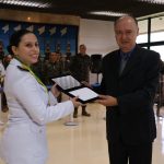 Da esquerda para a direita: Isabel Oliveira Consentino e o vice-presidente do CFMV, Romulo Cezar Spinelli Ribeiro de Miranda.