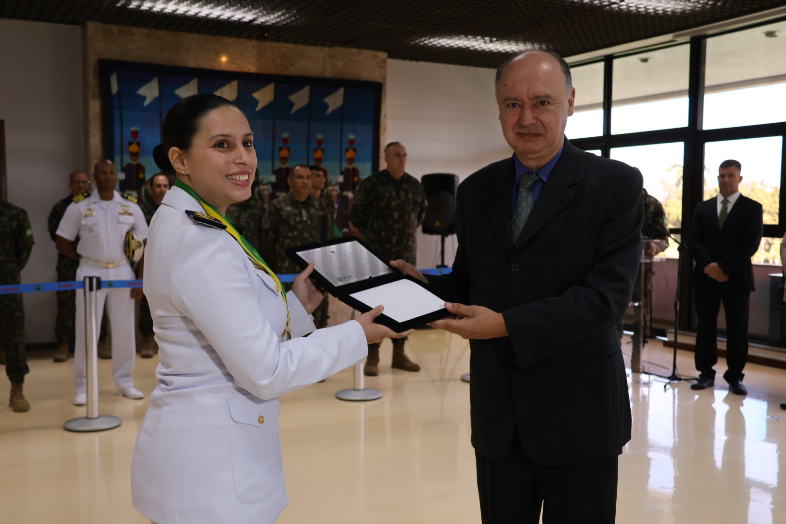 Da esquerda para a direita: Isabel Oliveira Consentino e o vice-presidente do CFMV, Romulo Cezar Spinelli Ribeiro de Miranda.