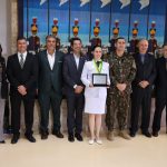 Em destaque: Isabela Oliveira Consentino posa ao lado do vice-presidente do CFMV e dos presidentes e representantes dos regionais presentes ao evento: o vice-presidente do CRMV-RJ, Julio Israel; a presidente do CRMV-AL, Annelise Nunes; o conselheiro do CRMV-SP, Martin Jacques Cavaliero; a presidente do CRMV-PE, Maria Elisa Araújo; e o presidente do CRMV-RJ, Diogo Alves.