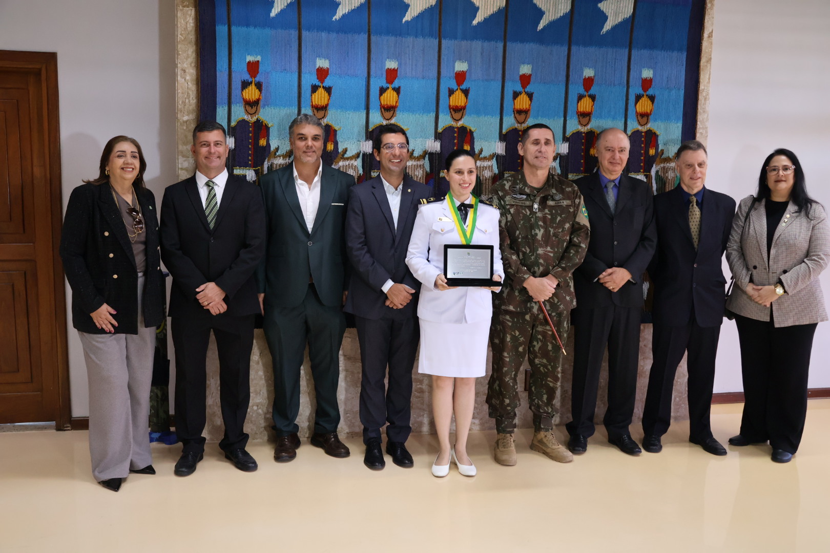 Em destaque: Isabela Oliveira Consentino posa ao lado do vice-presidente do CFMV e dos presidentes e representantes dos regionais presentes ao evento: o vice-presidente do CRMV-RJ, Julio Israel; a presidente do CRMV-AL, Annelise Nunes; o conselheiro do CRMV-SP, Martin Jacques Cavaliero; a presidente do CRMV-PE, Maria Elisa Araújo; e o presidente do CRMV-RJ, Diogo Alves.