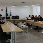 Pessoas sentadas ao redor de uma mesa retangular em sala de reunião. Na foto, aparecem a presidente da Comissão Editorial, Alessandra Marnie, a coordenadora de Comunicação do CRMV-SP, Laís Domingues Figueiredo, a assessora da presidência, Gisele Donato e o membro da comissão editorial, Luiz Cláudio Nogueira Mendes.