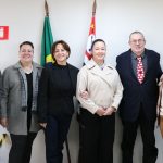 Da esquerda para a direita, estão os membros efetivos da Comissão Editorial do CRMV-SP: Silvio Arruda Vasconcellos e Silvia Robles Reis Duarte; a presidente da Comissão, Alessandra Marnie Martins Gomes de Castro; e os membros efetivos, Ana Lúcia Miluzzi Yamada, Luiz Cláudio Nogueira Mendes e Kátia de Oliveira.