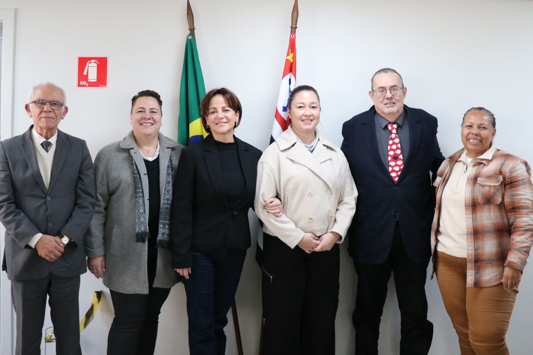 Da esquerda para a direita, estão os membros efetivos da Comissão Editorial do CRMV-SP: Silvio Arruda Vasconcellos e Silvia Robles Reis Duarte; a presidente da Comissão, Alessandra Marnie Martins Gomes de Castro; e os membros efetivos, Ana Lúcia Miluzzi Yamada, Luiz Cláudio Nogueira Mendes e Kátia de Oliveira.