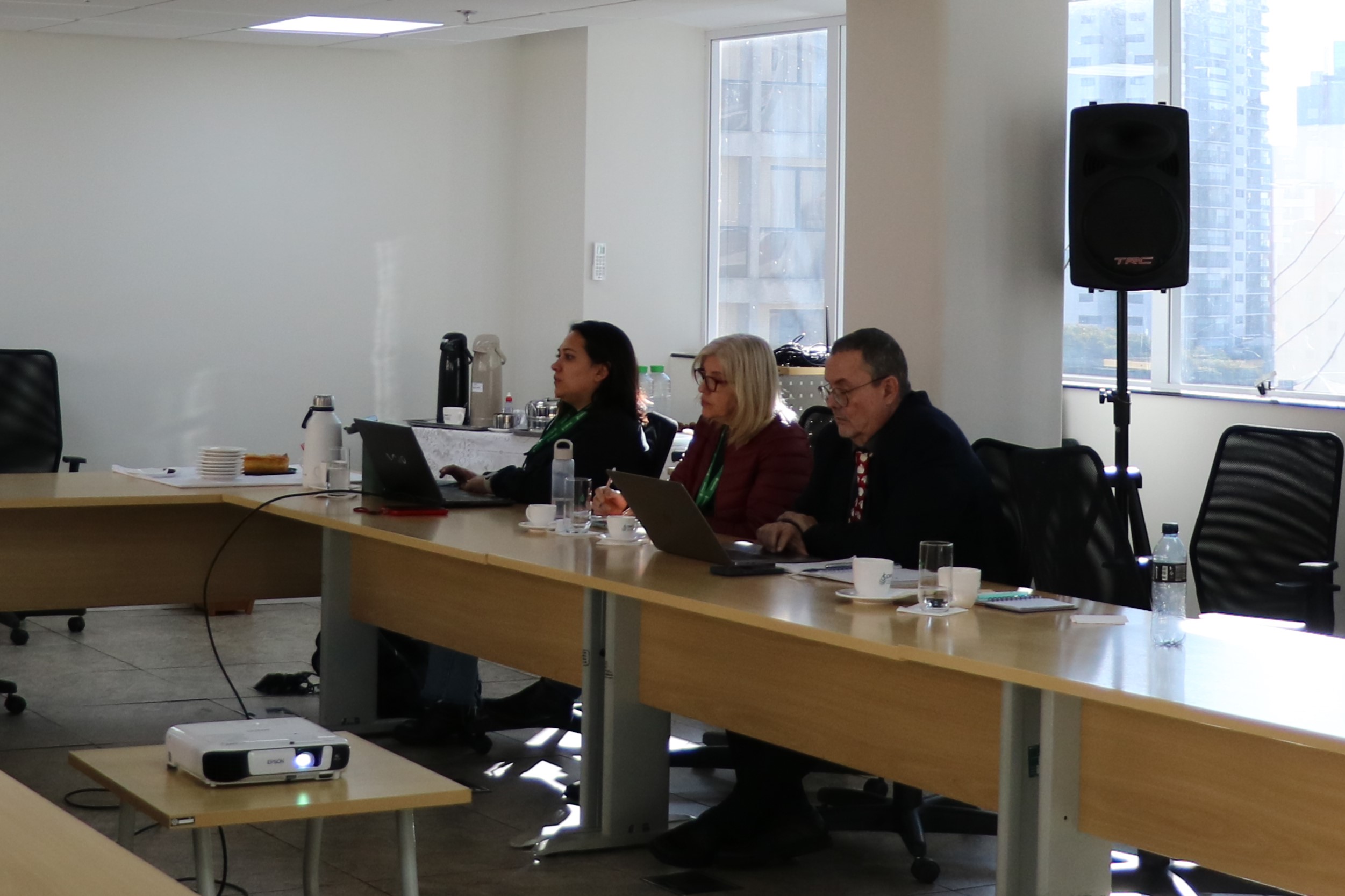 A coordenadora de Comunicação, Laís Domingues Figueiredo Shingaki; a subeditora da Revista MV&Z, Gisele Donato; e o membro efetivo, Luiz Cláudio Nogueira Mendes.