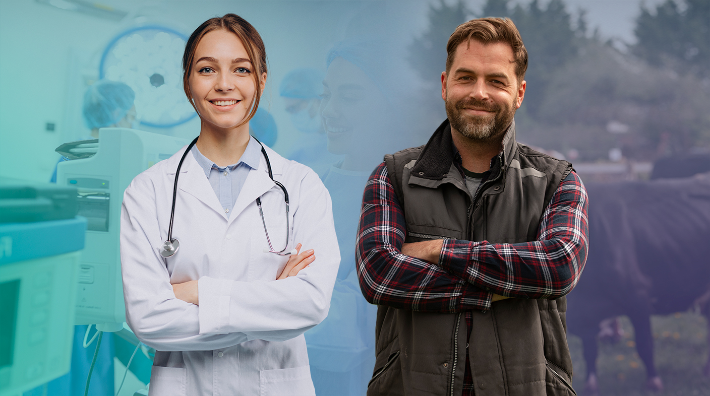 Uma médica-veterinária, de braços cruzados, com um estetoscópio no pescoço, de jaleco branco, ao fundo uma sala de cirurgia; ao lado de um zootecnista de braços cruzados, de camisa xadrez e colete, ao fundo, um pasto de bovinos.