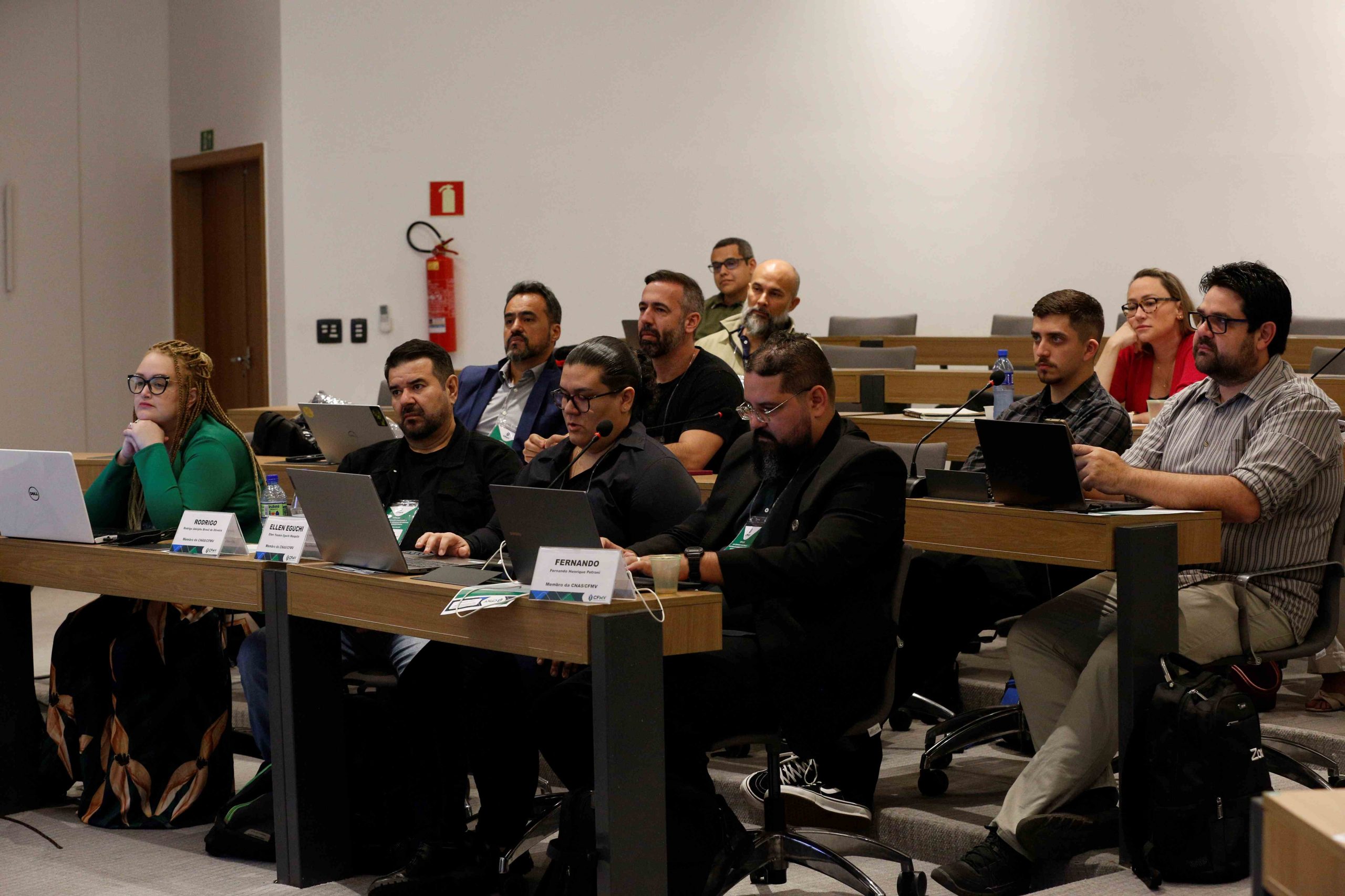 Pessoas sentadas assistindo a apresentação.