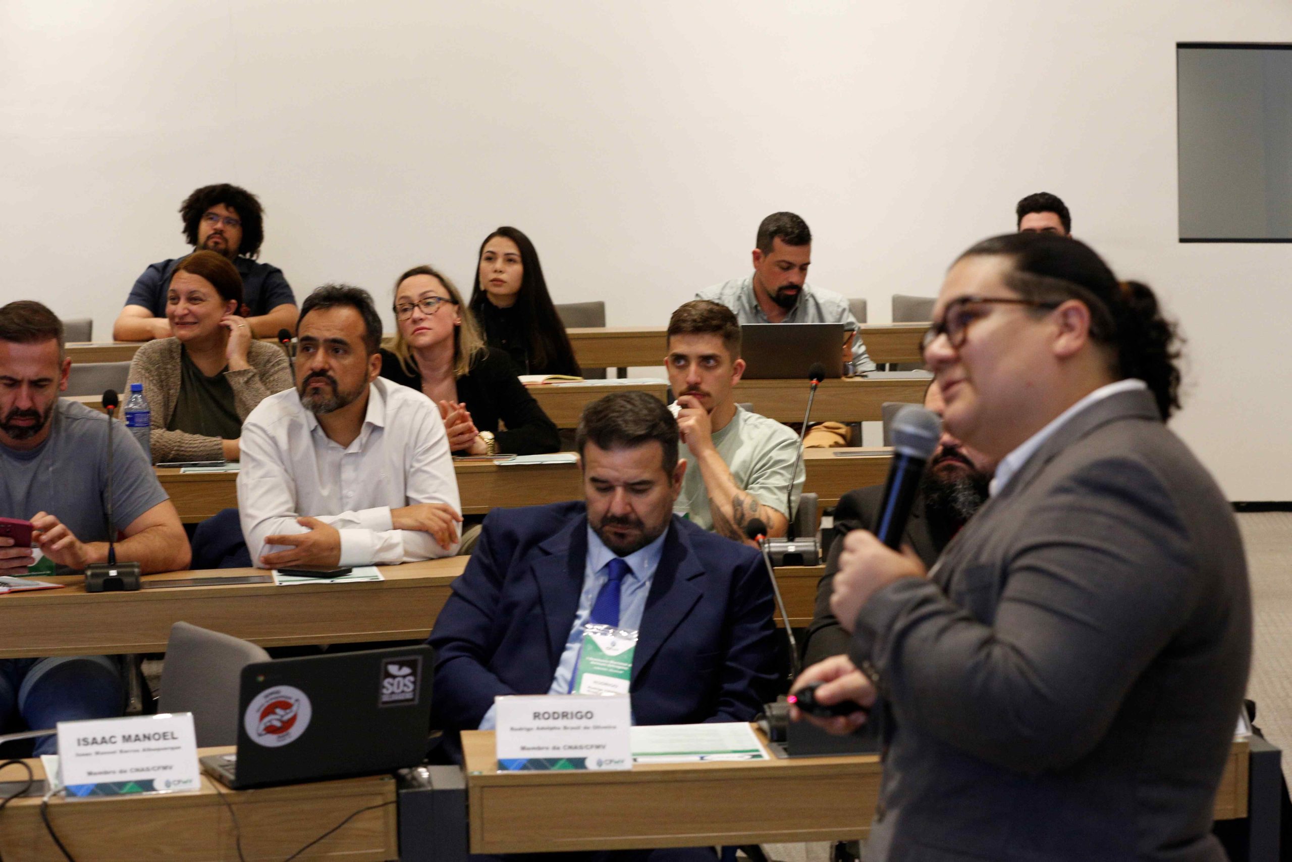 Visão do palco de pessoas assistindo a uma palestra.