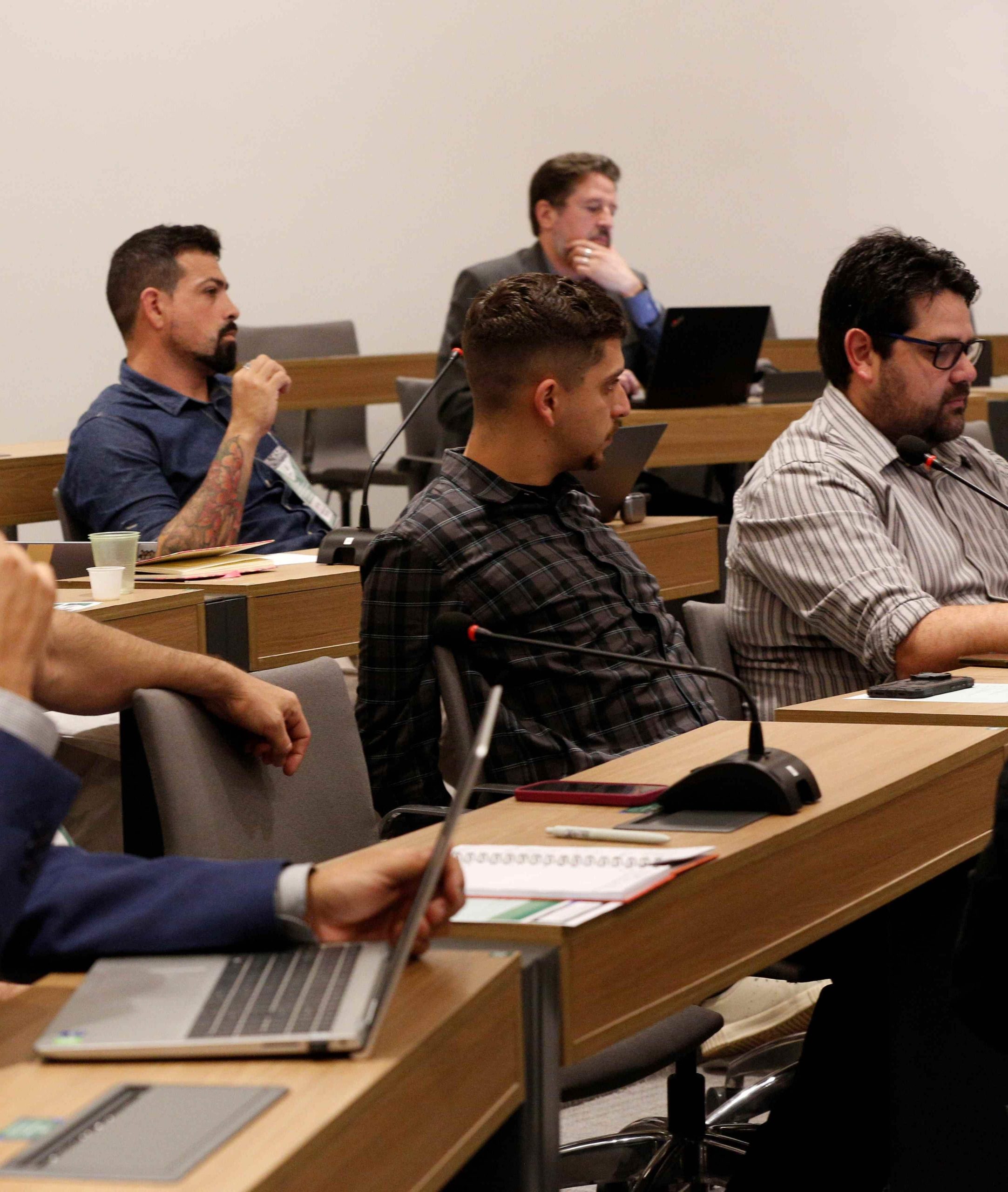 Pessoas sentadas assistindo a uma apresentação.