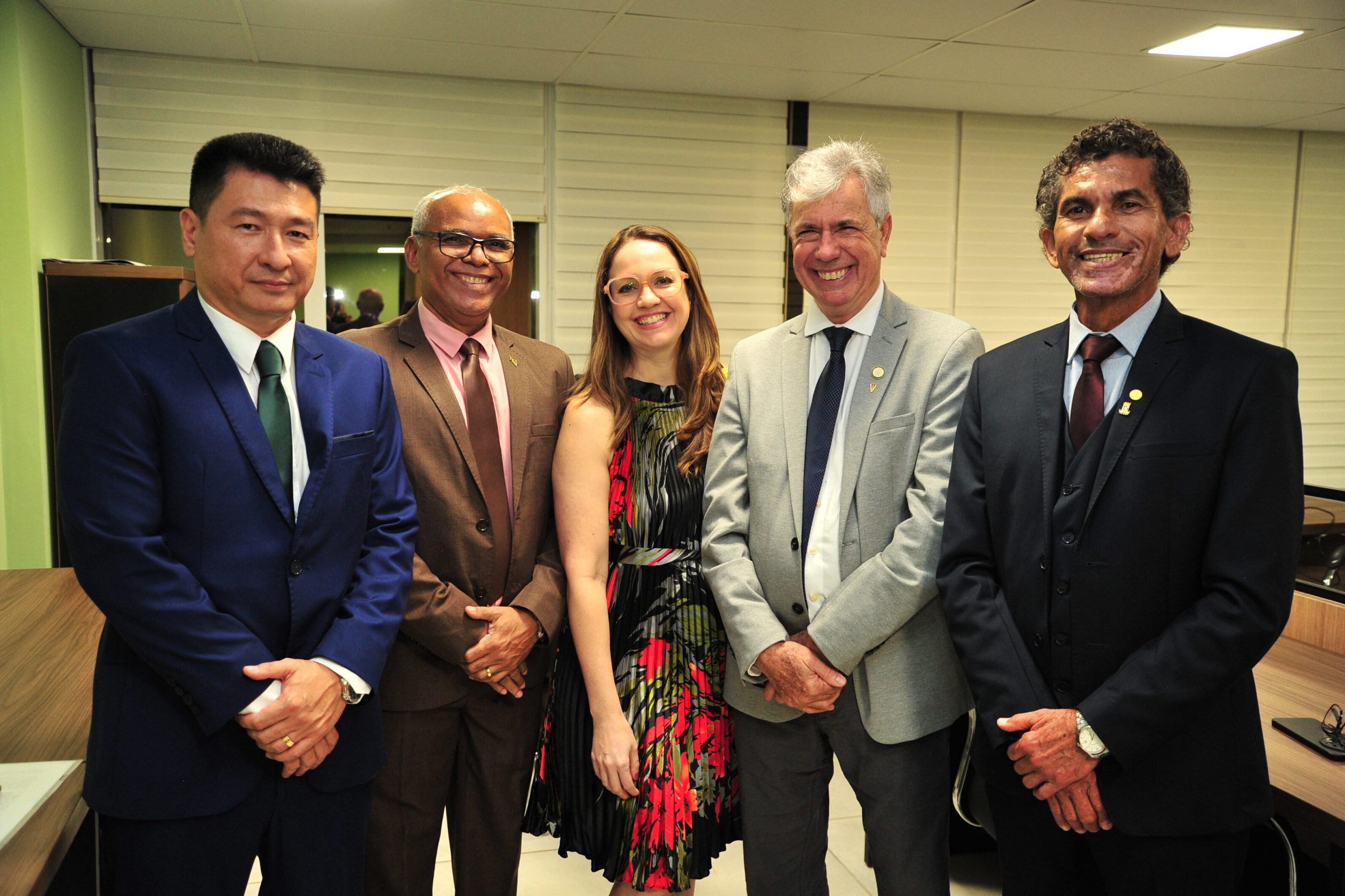 Da esquerda para a direita: O presidente do CRMV-MA, Eric Takashi Kamakura de Carvalho Mesquita; o ex-presidente do CRMV-MA, Licindo Rodrigues Pereira; a presidente do CRMV-SP, Daniela Pontes Chiebao; o presidente do CRMV-SC, Moacir Neto; e o presidente do CRMV-BA, Lúcio Leopoldo Aragão.