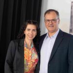 Homem e mulher em pé posando para foto.