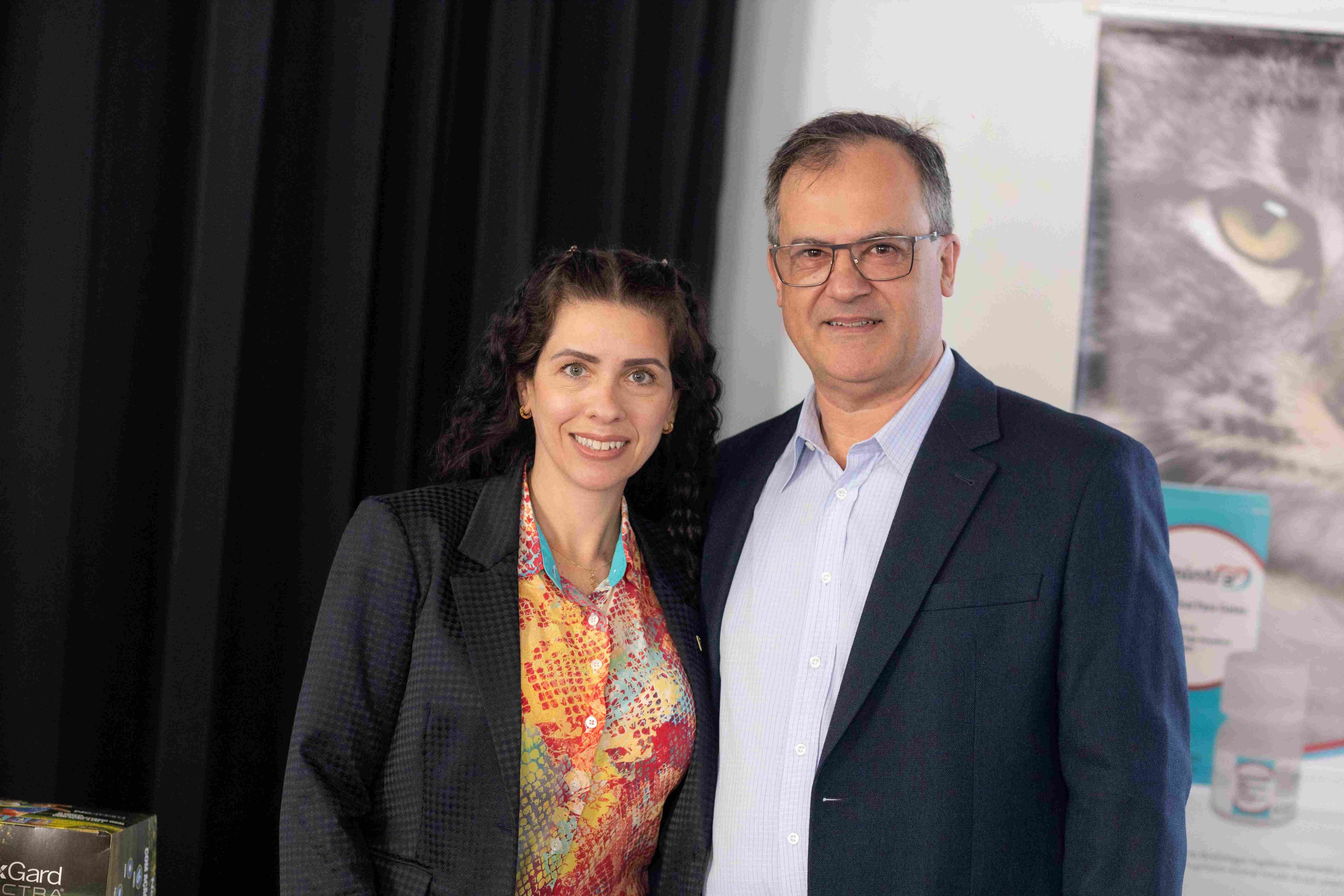 Homem e mulher em pé posando para foto.