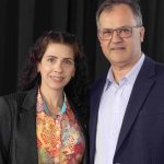 Homem e mulher em pé posando para foto.