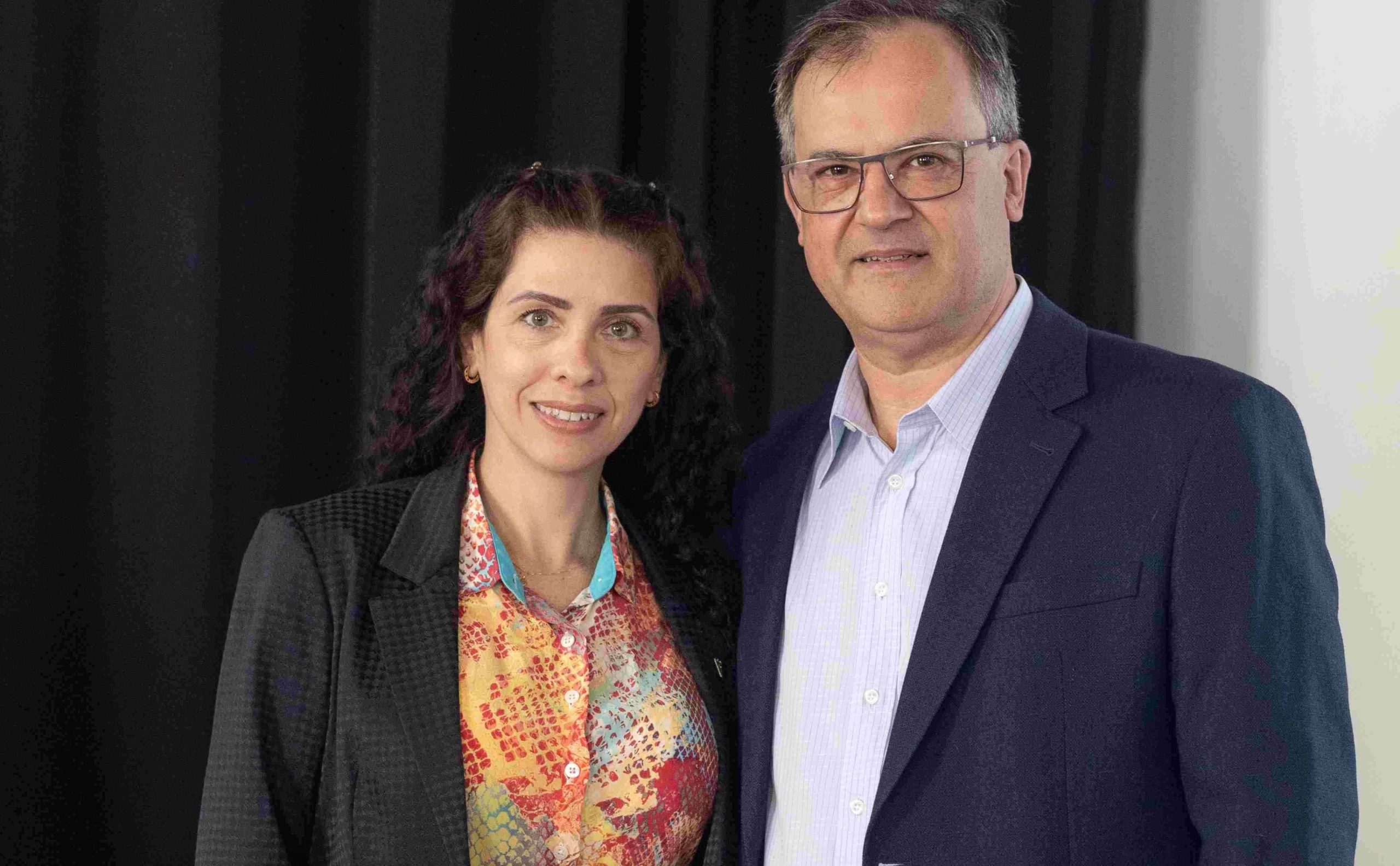 Homem e mulher em pé posando para foto.