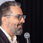 Homem de cabelo preto com fios brancos, barba e óculos. Esse é o presidente da Amvip, Felipe Consentini.