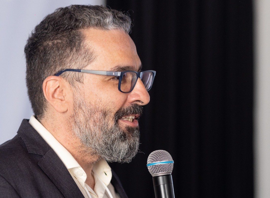 Homem de cabelo preto com fios brancos, barba e óculos. Esse é o presidente da Amvip, Felipe Consentini.