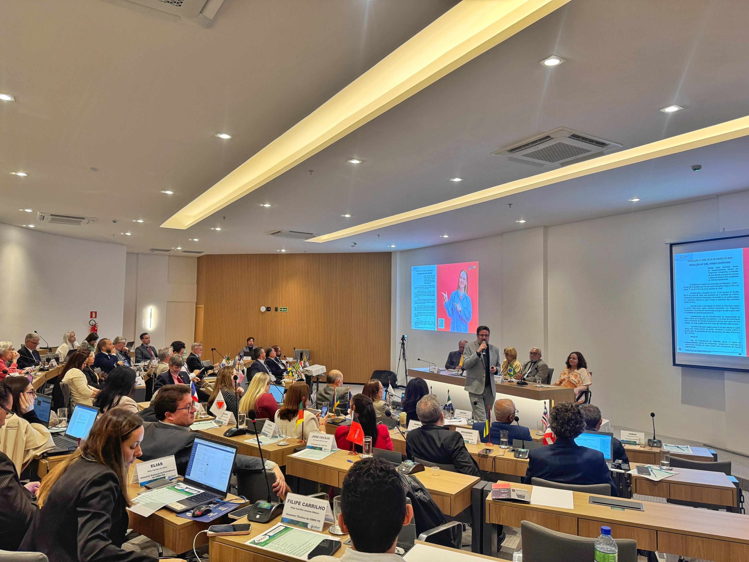 Pessoas sentadas assistindo a apresentação.