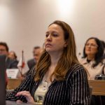 Mulher de cabelos castanhos e blusa azul listrada com branco. Essa é a presidente do CRMV-SP Daniela Pontes Chiebao.