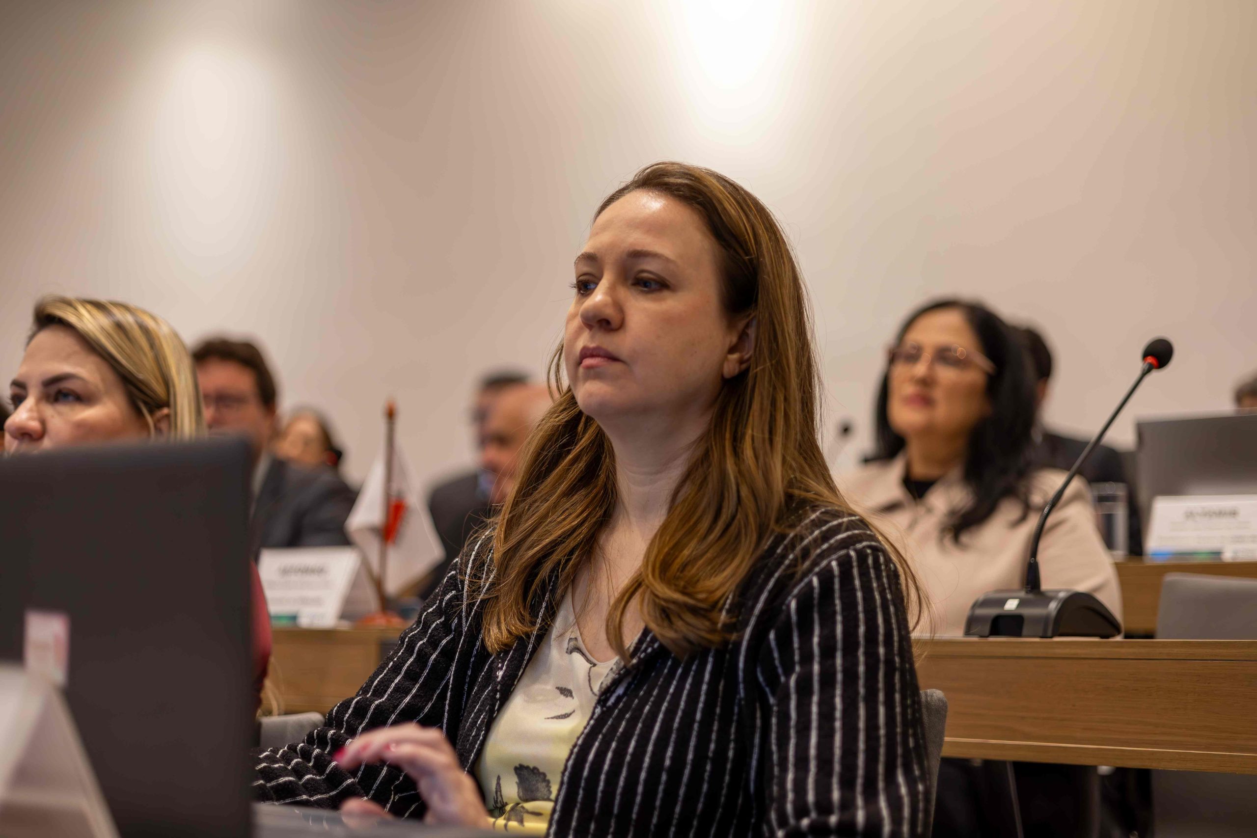 Mulher de cabelos castanhos e blusa azul listrada com branco. Essa é a presidente do CRMV-SP Daniela Pontes Chiebao.