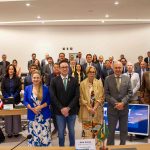 Todos presentes no evento reunidos em pé para uma foto.