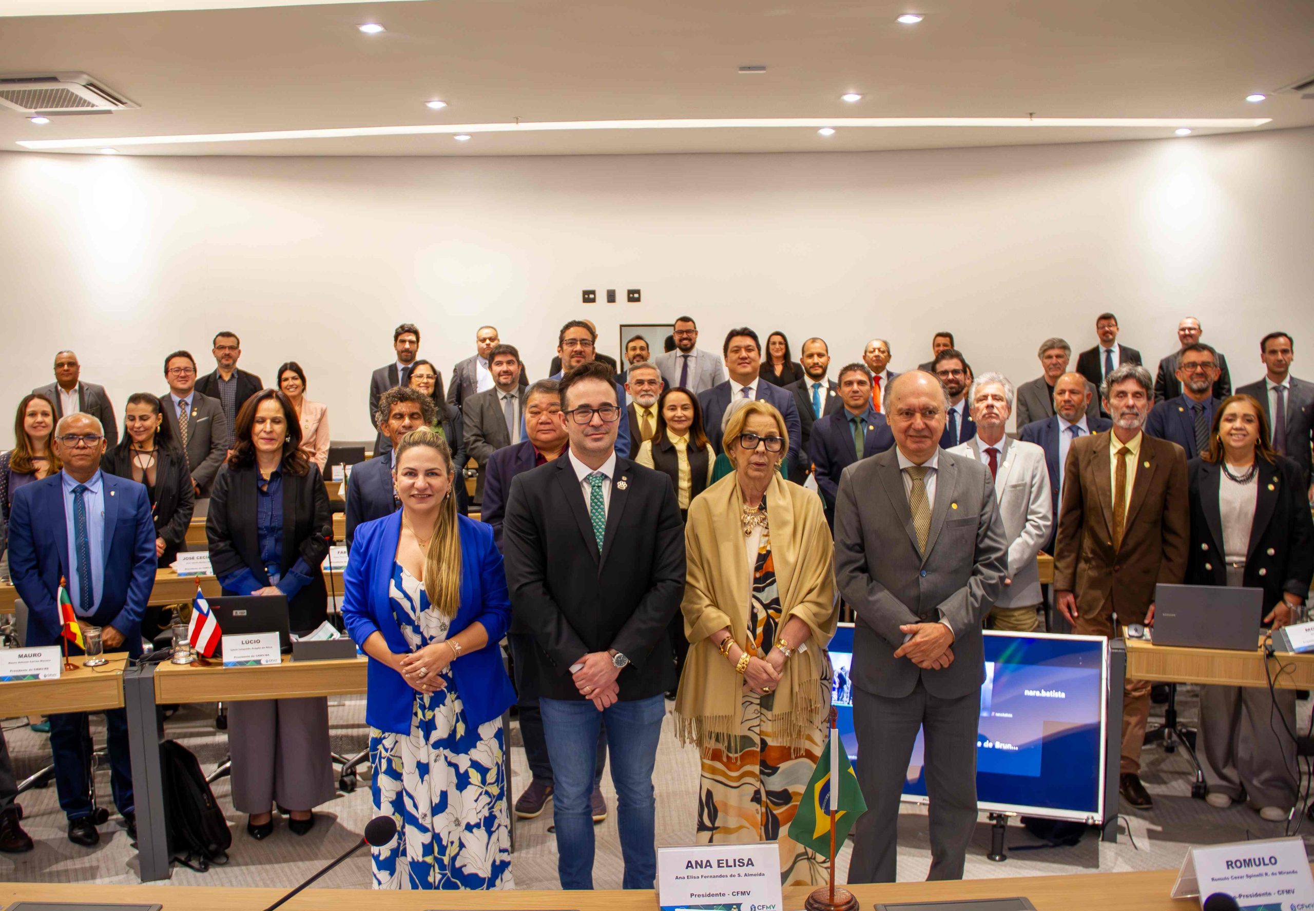 Todos presentes no evento reunidos em pé para uma foto.