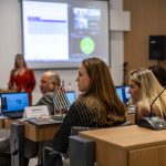 Visão de costas da presidente do CRMV-SP, Daniela Pontes Chiebao.