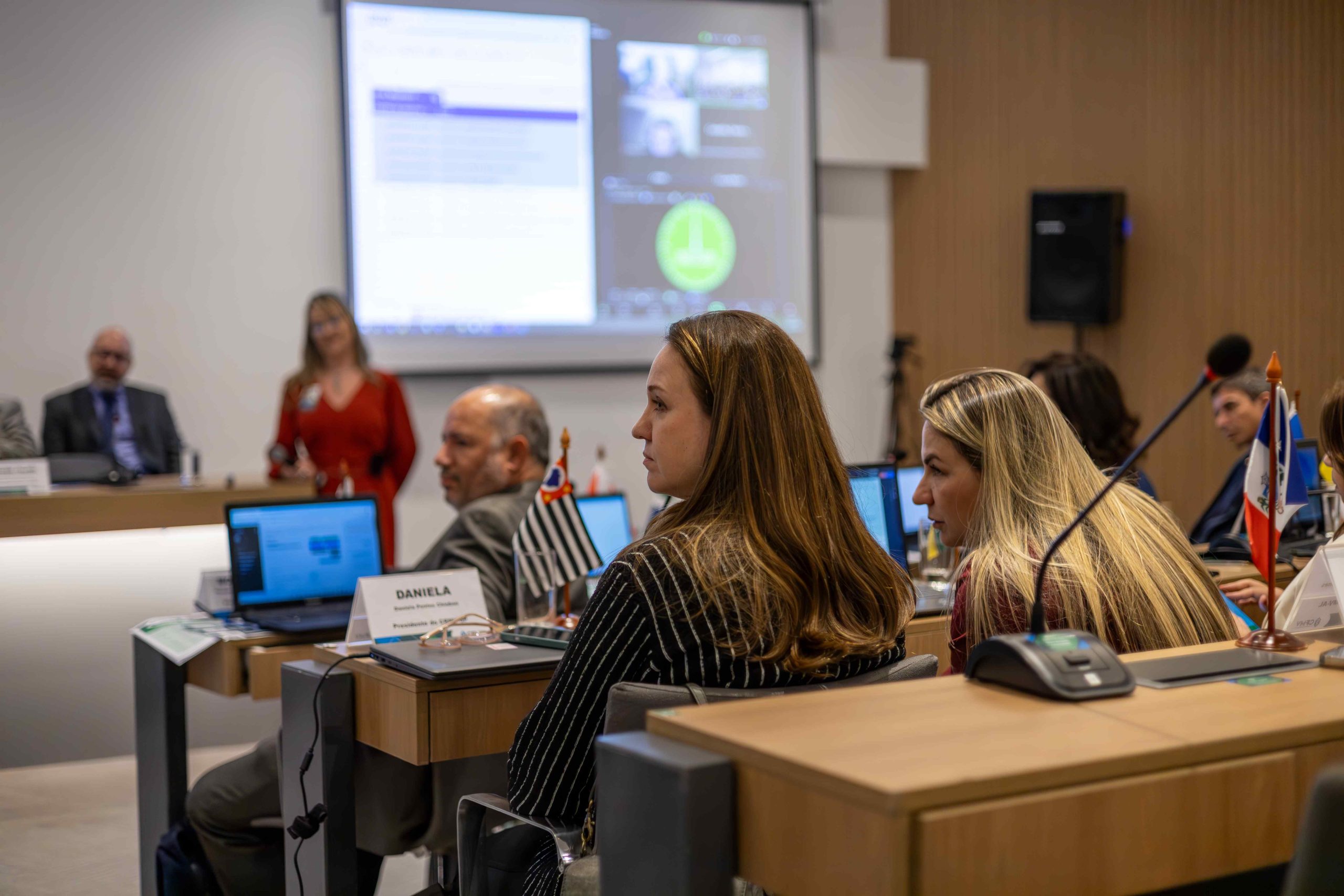 Visão de costas da presidente do CRMV-SP, Daniela Pontes Chiebao.