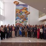 Pessoas em pé reunidas para foto.