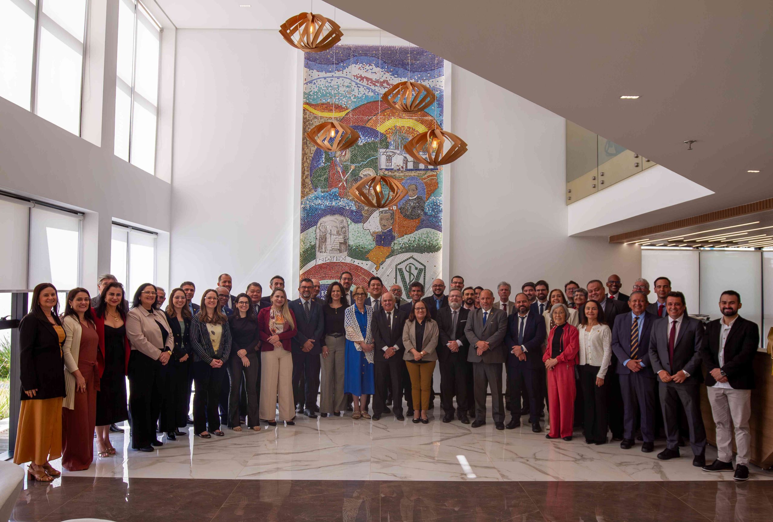 Pessoas em pé reunidas para foto.