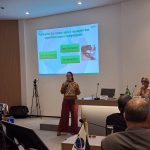 Presidente do CRMV-SP em pé se apresentando.