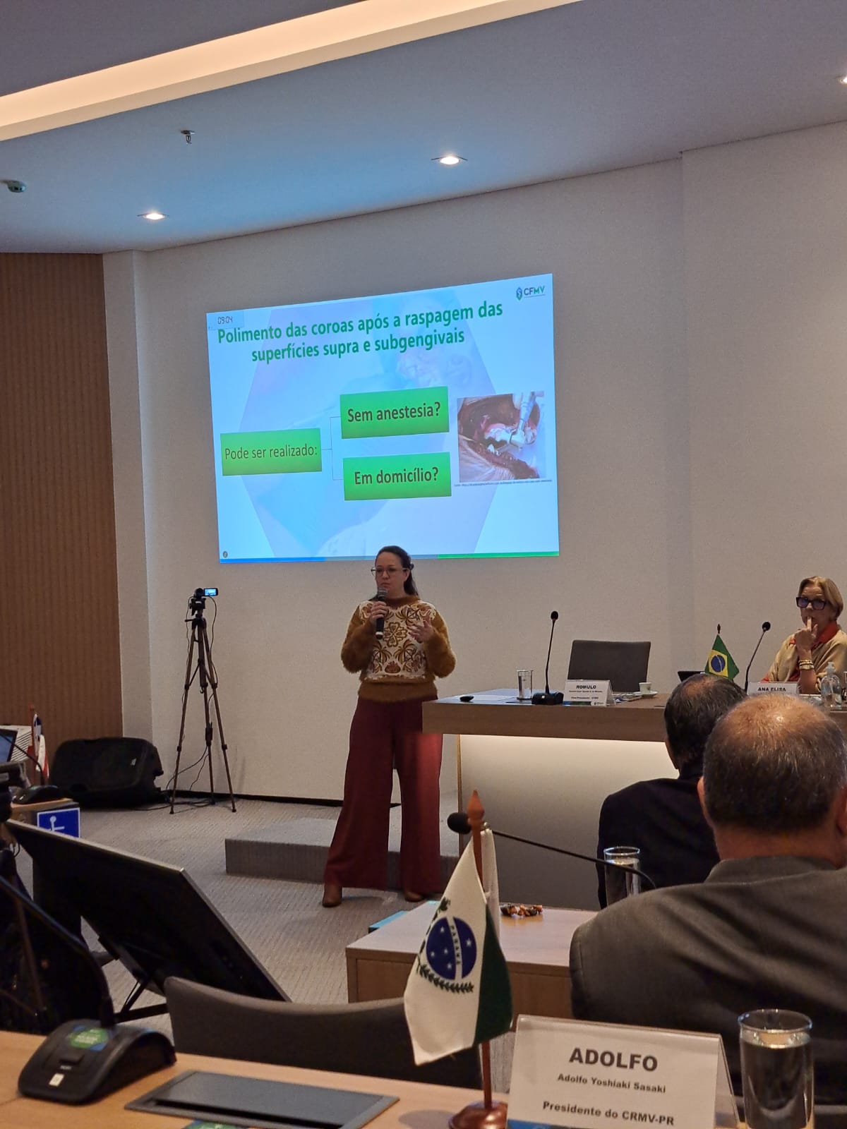 Presidente do CRMV-SP em pé se apresentando.