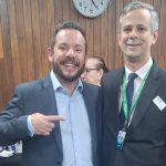 Dois homens de terno, um deles de cabelo grisalho e outro de cabelo preto e barba. Da esquerda para a direita: o vereador Marcelo Messias e o coordenador jurídico do CRMV-SP, Marcos Antonio Alves.