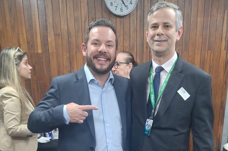 Dois homens de terno, um deles de cabelo grisalho e outro de cabelo preto e barba. Da esquerda para a direita: o vereador Marcelo Messias e o coordenador jurídico do CRMV-SP, Marcos Antonio Alves.