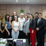 Pessoas reunidas em foto com ministro da saúde, Alexandre Padilha.