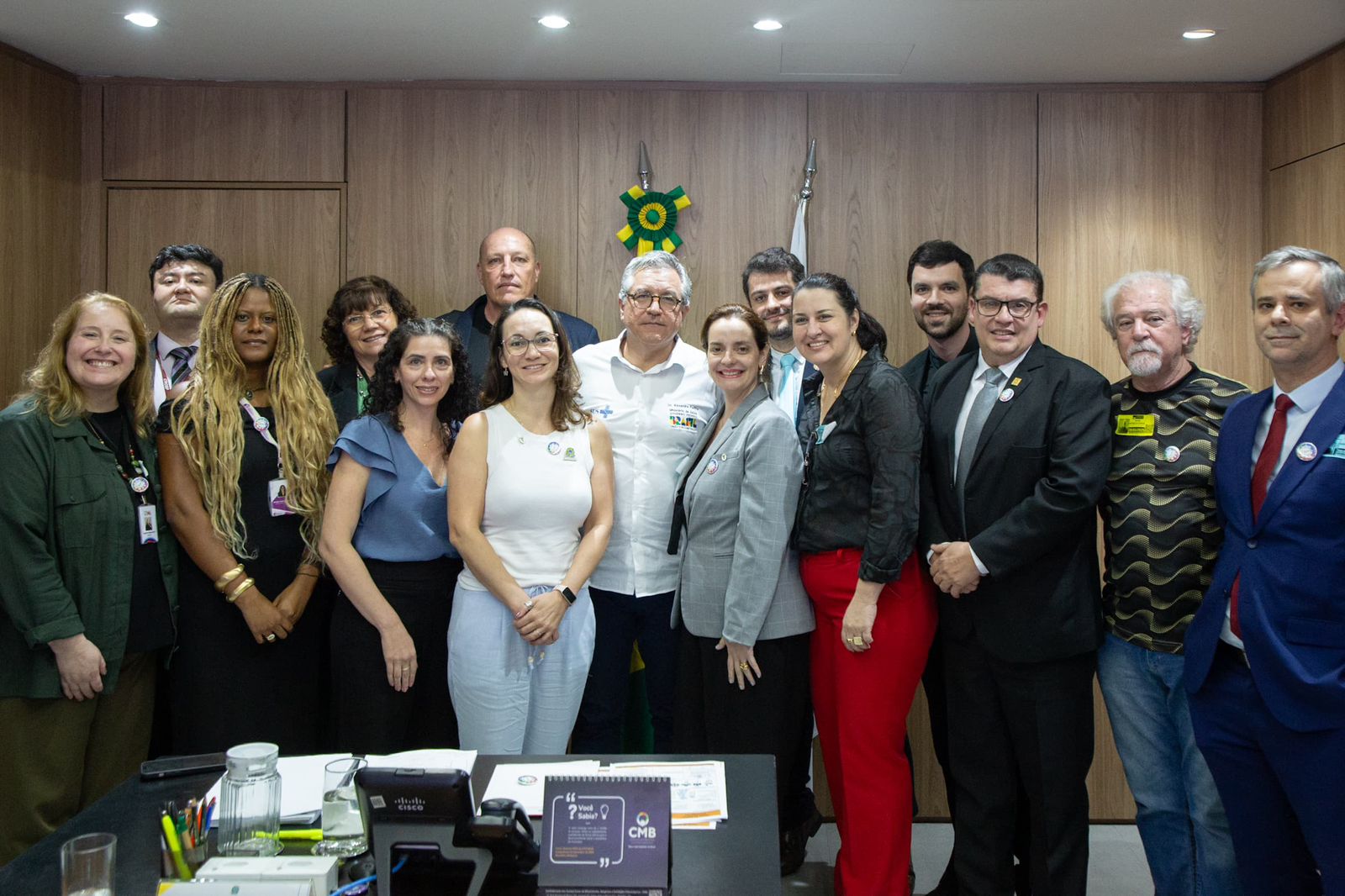 Pessoas reunidas em foto com ministro da saúde, Alexandre Padilha.