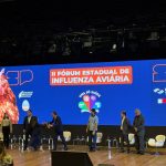 Pessoas reunidas no palco durante segundo fórum estadual de influenza aviária.