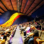 Pessoas sentadas para apresentação.